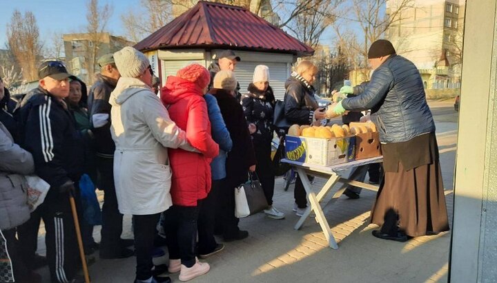 В Одесской области ежедневно горячие обеды от УПЦ получает около тысячи человек. Фото: t.me/odeparh/