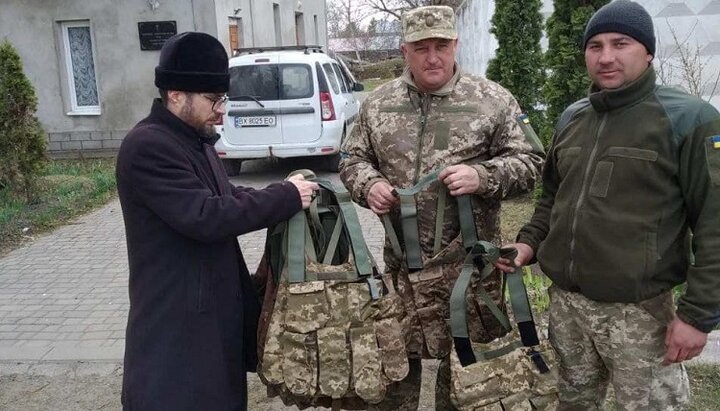 Передача разгрузки от УПЦ военным ВСУ. Фото: facebook-страница Хмельницька єпархія УПЦ