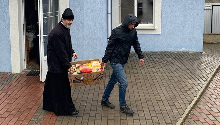 Священство и прихожане храма Рождества Пресвятой Богородицы собрали помощь для беженцев, возвращающихся в Киевскую область. Фото: Facebook-страница храма