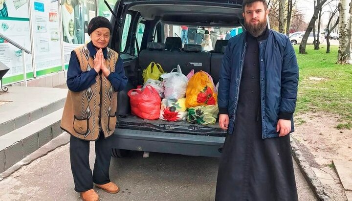 Община Рождественского архиерейского подворья передала гумпомощь малоимущим и переселенцам. Фото: Facebook-страница Черкасской епархии УПЦ