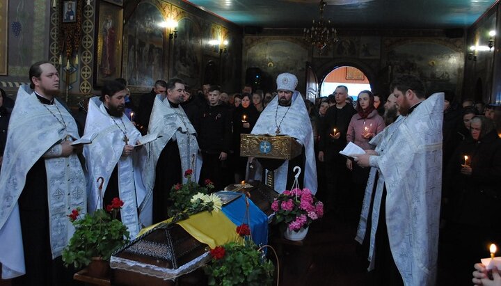 Отпевание воина Павла Ващука в селе Горники. Фото: facebook-страница Сайт Володимир-Волинської єпархії