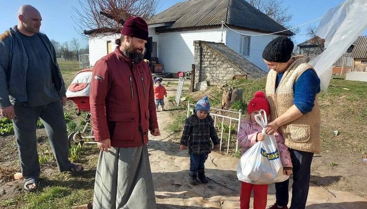 Священники Бориспольской епархии доставили в села помощь, переданную Польской Православной Церковью. Фото: boryspil-eparchy.org