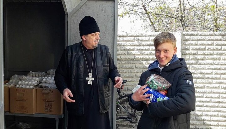 Клірики Харкова роздали городянам продукти і теплі речі