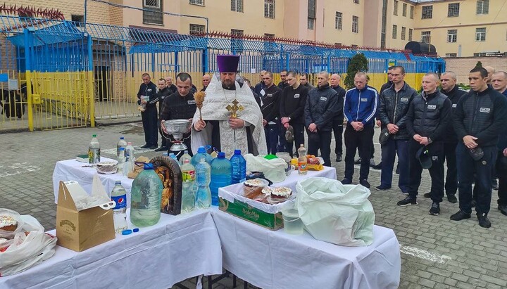 Протоиерей Николай Музыченко из Покровского собора города Харьков освятил пасхальную трапезу в исправительной колонии. Фото: Facebook-страница Харьковской епархии