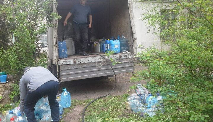 Волонтери УПЦ забезпечують питною водою мешканців окупованого Лисичанська