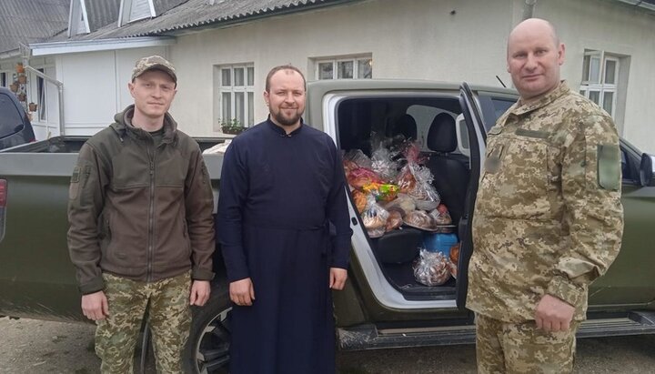 Пограничники получили помощь от прихожан села Нижние Петровцы. Фото: Facebook-страница Черновицко-Буковинской епархии