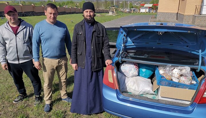 В Благовещенском священник УПЦ с прихожанами доставили гумпомощь беженцам и воинам. Фото: facebook-страница Кировоградская епархия