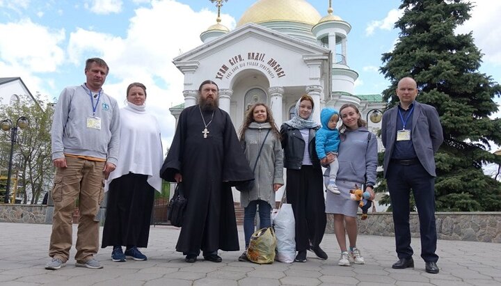 Волонтеры и клирик Полтавской епархии УПЦ. Фото: facebook-страница Полтавська єпархія УПЦ