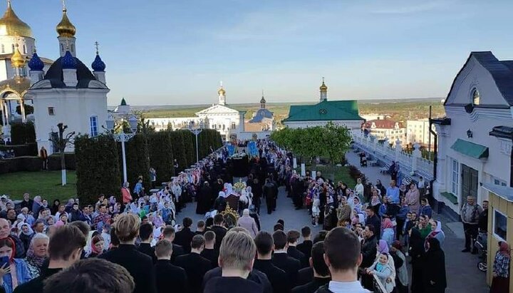 Крестный ход с мощами преподобного Амфилохия в Почаевской лавре. Фото: страница священника Андрея Стратюка в Facebook