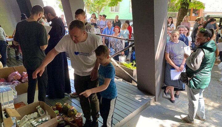 Молодежь и волонтеры УПЦ раздали помощь беженцам. Фото: facebook-страница Мукачівська Православна Єпархія