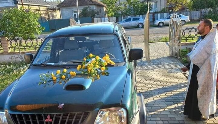 Внедорожник освятил протоиерей Ярослав Лендел. Фото: facebook-страница Мукачівська Православна Єпархія