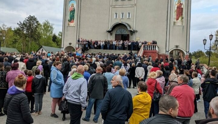 В Шепетовке Хмельницкой области после неудачной попытки захвата храма местные власти начали давление на верующих. Фото: shepetivka.com.ua