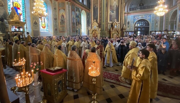 МитрополитХарьковский и Богодуховский Онуфрий с духовенством епархии у раки с мощами святителя Афанасия. Фото: eparchia.kharkov.ua