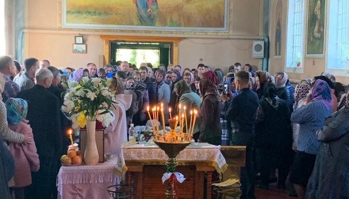 В селе Трискини простились с отцом Василием. Фото: sarny.church.ua