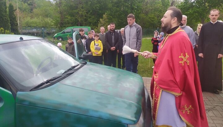 Протоиерей Дионсий Буренко освящает автомобиль для ВСУ. Фото: upc.lviv.ua