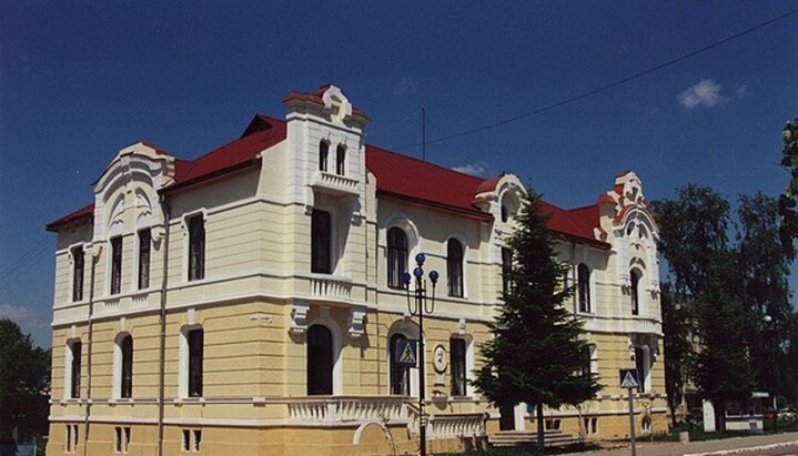 Здание поселкового совета в Богородчанах. Фото: photoukraine.com