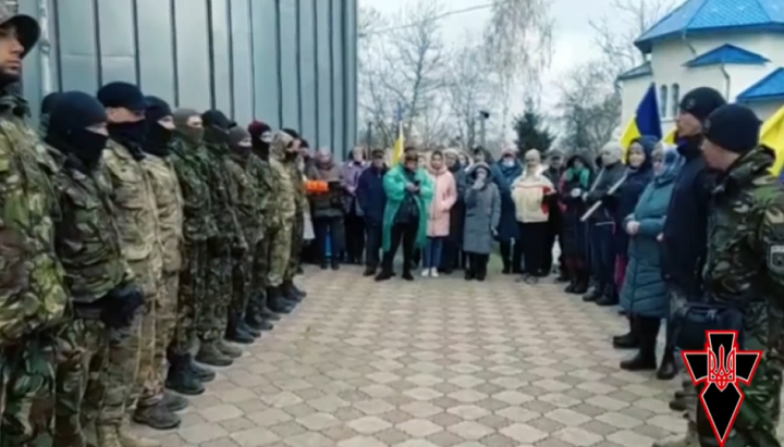 Захватчики храма УПЦ в Михальче. Фото: скриншот видео YouTube-канала Перший Козацький