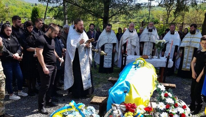 Отпевание воина в  в пгт Великий Березный Ужгородского района. Фото: Facebook-страница Мукачівська Православна Єпархія