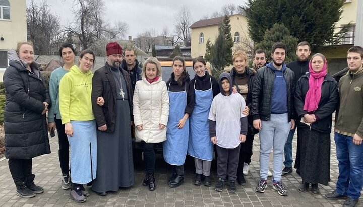 Парафіяни Володимирського храму в Дніпрі готують обіди та підтримують переселенців. Фото: eparhia.dp.ua