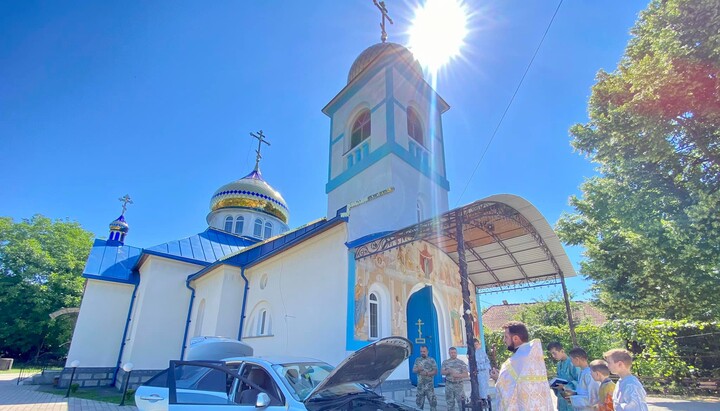 Автомобиль перед отправкой на фронт освятили. Фото: Пресс-служба Мукачевской епархии