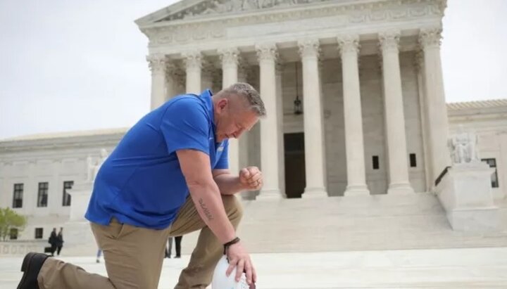 Джозеф Кеннеди возле здания Верховного суда США. Фото: Getty Images