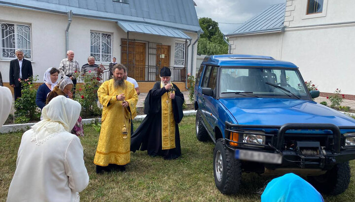 Автомобиль для ВСУ перед отправкой на фронт освятили. Фото: СПЖ