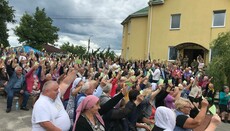 У Зазим'ї активісти ПЦУ та колишній клірик намагаються відібрати храм УПЦ