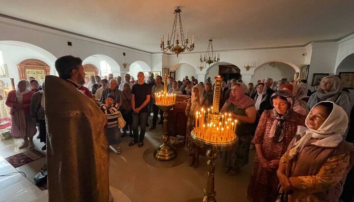 Первая служба в Георгиевском храме после ракетного удара. Фото: пресс-служба Винницкой епархии 