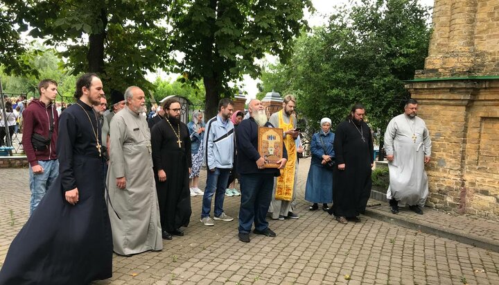 У ЗМІ розповіли подробиці переведення владою храму УПЦ у Зазим'ї