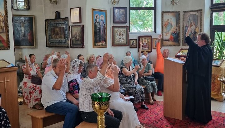 Прихожане храма на собрании проголосовали за верность УПЦ. Фото: Facebook-страница архимандрита Аркадия (Демченко)