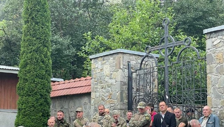 У Дрогобичі націоналісти не дають вірянам молитися біля захопленого храму