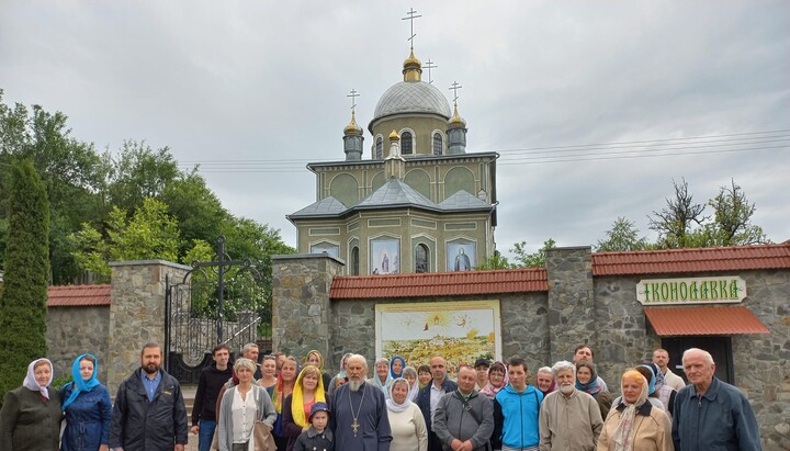 Община УПЦ перед храмом в Дрогобыче