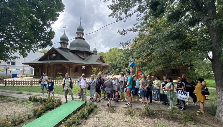 При киевском храме Всех Святых регулярно раздают гумпомощь нуждающимся. Фото: Telegram-канал «Церква допомагає»