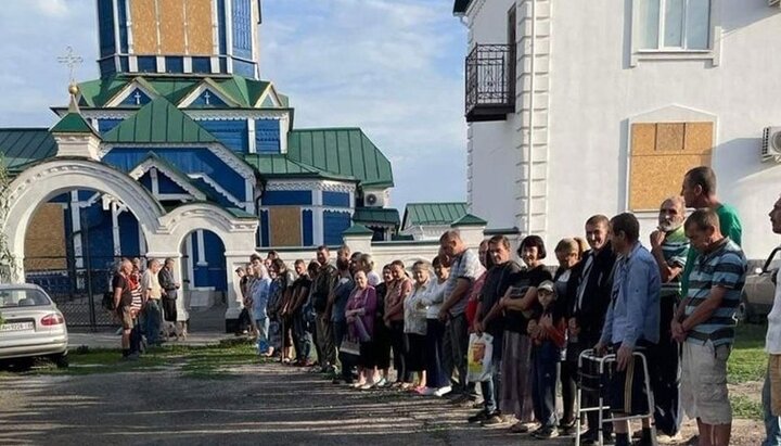 Парафіяни храму УПЦ у Бахмуті зібрали гумдопомогу для нужденних