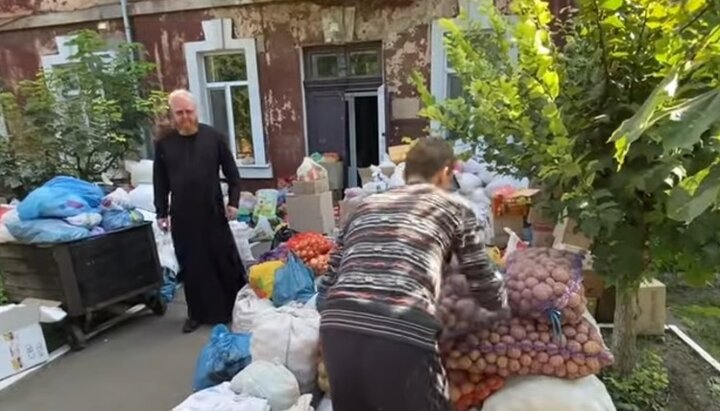 В Одесской епархии собрали гумпомощь для Святогорской епархии. Фото: скриншот из видео на Youtube-канале «Одесская епархия»