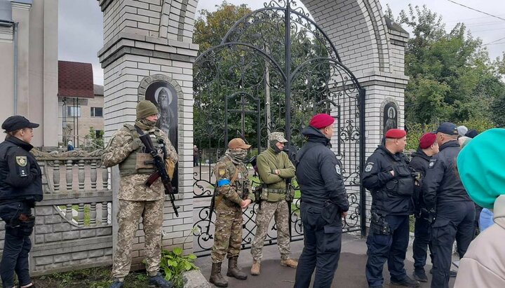 За захватом наблюдали правоохранительные органы и «малиновые береты». Фото: СПЖ