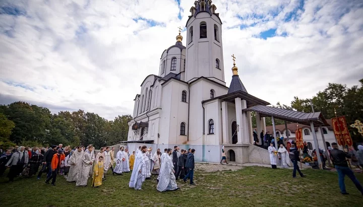 Освящение престола в Михаило-Архангельском храме села Бабаи. Фото: пресс-служба Харьковской епархии