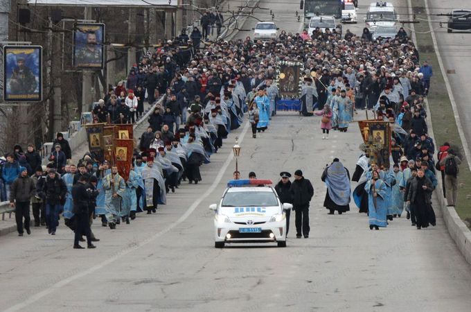 У Запоріжжі під час Хресного ходу зі Святогірською іконою Богородиці молилися про мир в Україні (ФОТО)