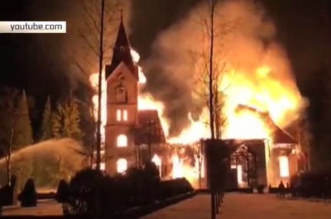 Фінляндія: зловмисник підпалив храм 18-го століття на католицький Великдень (ВІДЕО)