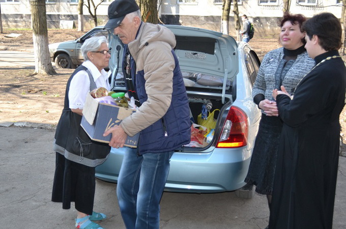 100 біженців та малозабезпечених отримали допомогу від парафіян храму УПЦ у Шахтарську