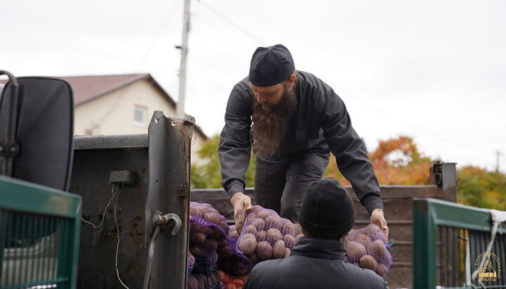 Від Святогірської лаври передали продукти жителям сусіднього села Тетянівка