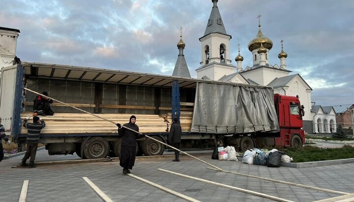 У скит Іоанна Шанхайського в Адамівці привезли гумдопомогу та будматеріали