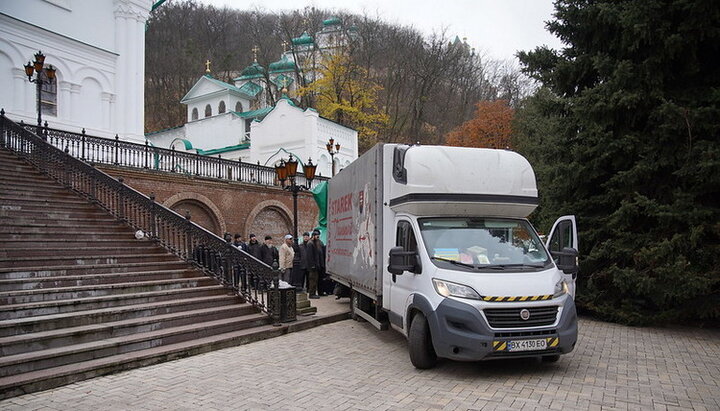 в Успенскую Святогорскую лавру прибыл второй гуманитарный груз из Шепетовской епархии. Фото: svlavra.church.ua