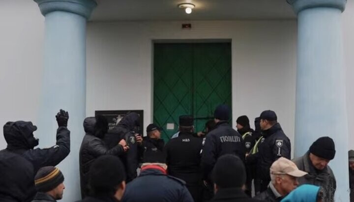 Επιδρομείς της OCU κλειδώθηκαν στον καταληφθεί ναό της UOC στο Περεγιάσλαβ. Φωτογραφία: στιγμιότυπο οθόνης από το βίντεο στο κανάλι Youtube «proSLAV-νέα του Περεγιάσλαβ»