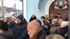 В Пуховке рейдеры ПЦУ заблокировали вход в храм УПЦ 