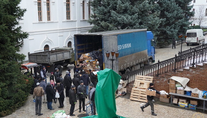 До Святогірської лаври прибула фура з гумдопомогою від православних Німеччини та Італії. Фото: svlavra.church.uа