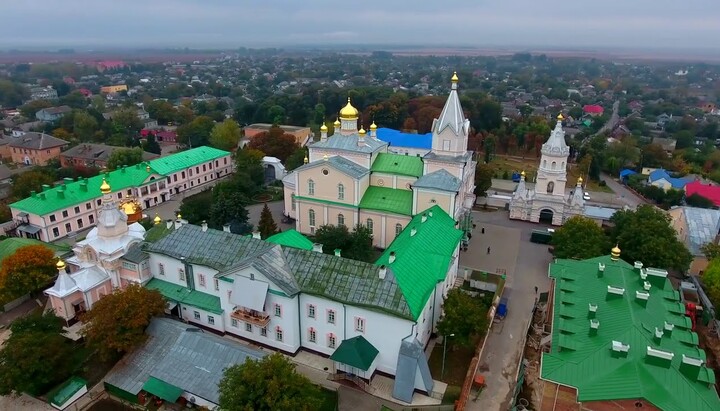 З Корецького монастиря під час обшуку вилучили книги та комп'ютер. Фото: пресслужба обителі