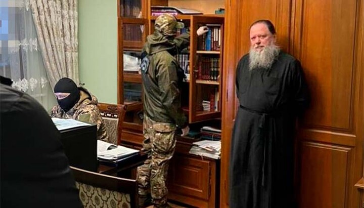 Metropolitan Meletiy during SBU searches. Photo: Left Bank