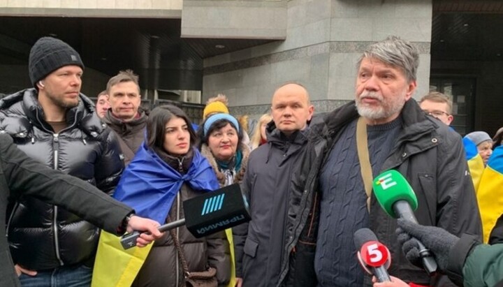 Громадський діяч Олександр Бригинець на мітингу під стінами КСУ. Фото: kurs.if.ua