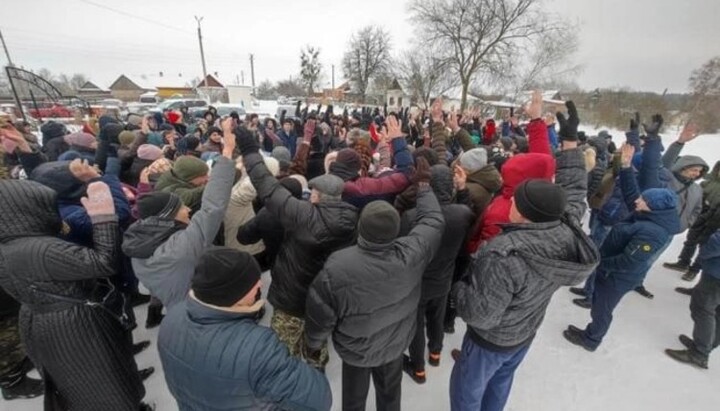 На зборах прихильники Думенка «перевели» громаду Покровського храму УПЦ в ПЦУ. Фото: Віталій Коврига